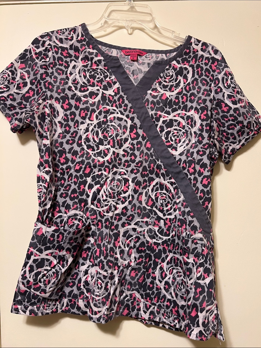 M Like New! Pink & Gray Floral Leopard Scrub Top